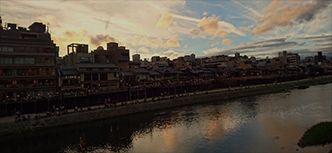 夕日の差して山の端が近くなるころ・・・京都四条河原